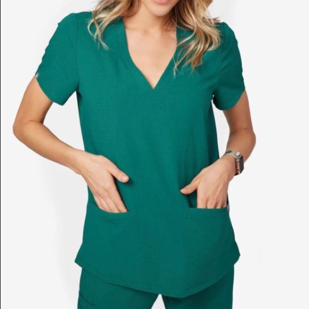 Figs Casma Three Pocket Scrub Top - Hunter Green